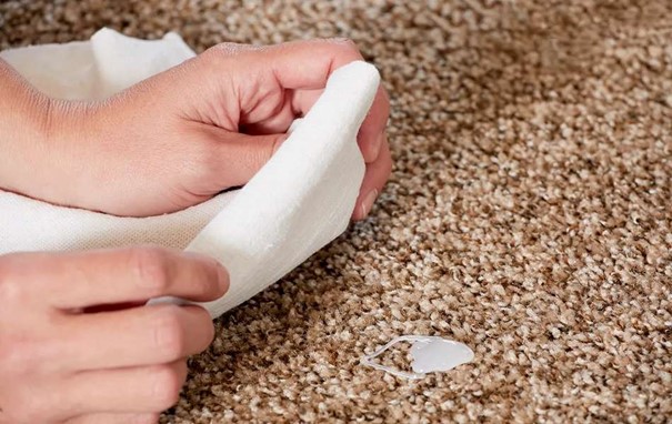 پاک کردن رد چسب روی موکت
