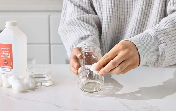 پاک کردن رد چسب روی شیشه