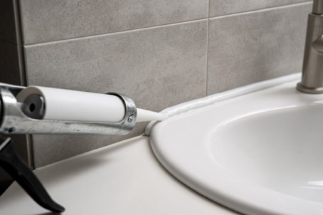چسب ضد آب در حمام و سرویس بهداشتی